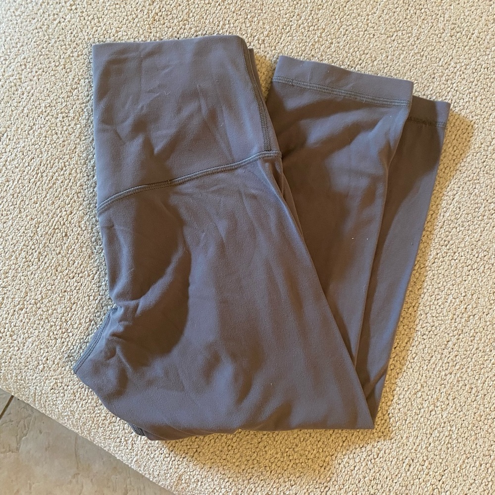 23” LULU CROPPED GREY LEGGINGS SIZE 6